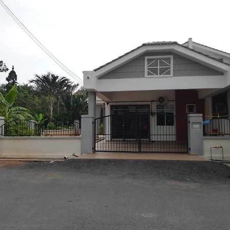 Samsiah Guest House - Taman Yayasan Segamat Buloh Kasap エクステリア 写真